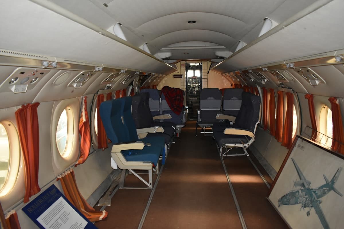 飛行機でスマホはどうする?機内モードの設定と注意点を解説