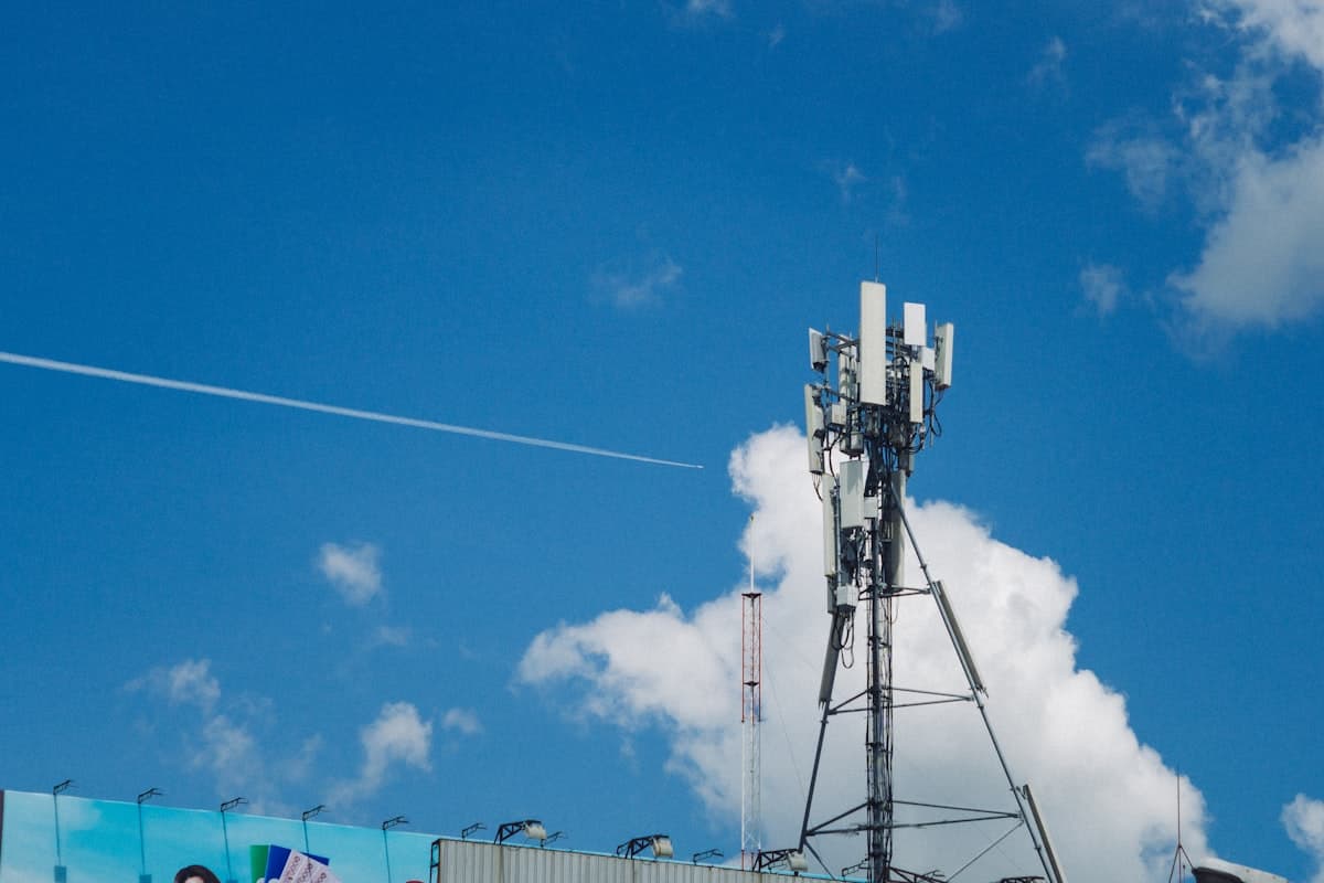 飛行機のWi-Fiを徹底解説!仕組み・料金・航空会社別サービスの最新情報