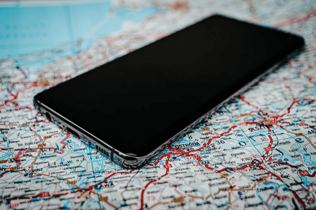 海外でauのスマホは使える?海外ローミングの設定方法や注意点を解説