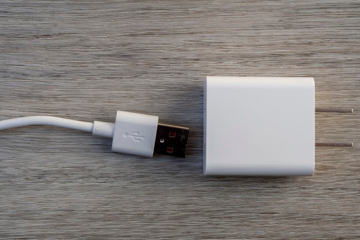 変換プラグはどこで買える?100均から空港まで購入場所7選と選び方を解説