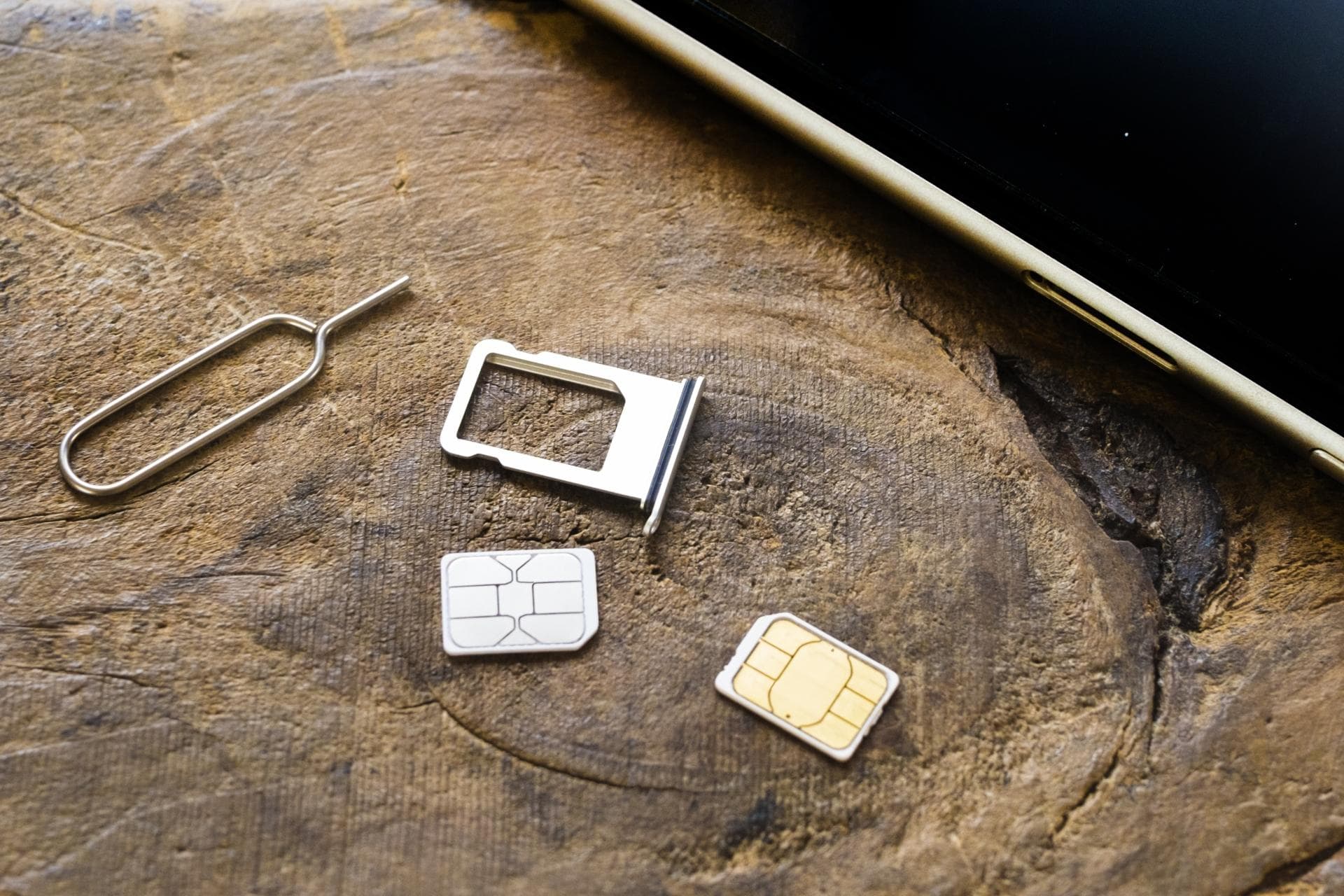 海外SIMカード・eSIMの使い方は?iPhoneとAndroidの方法を解説