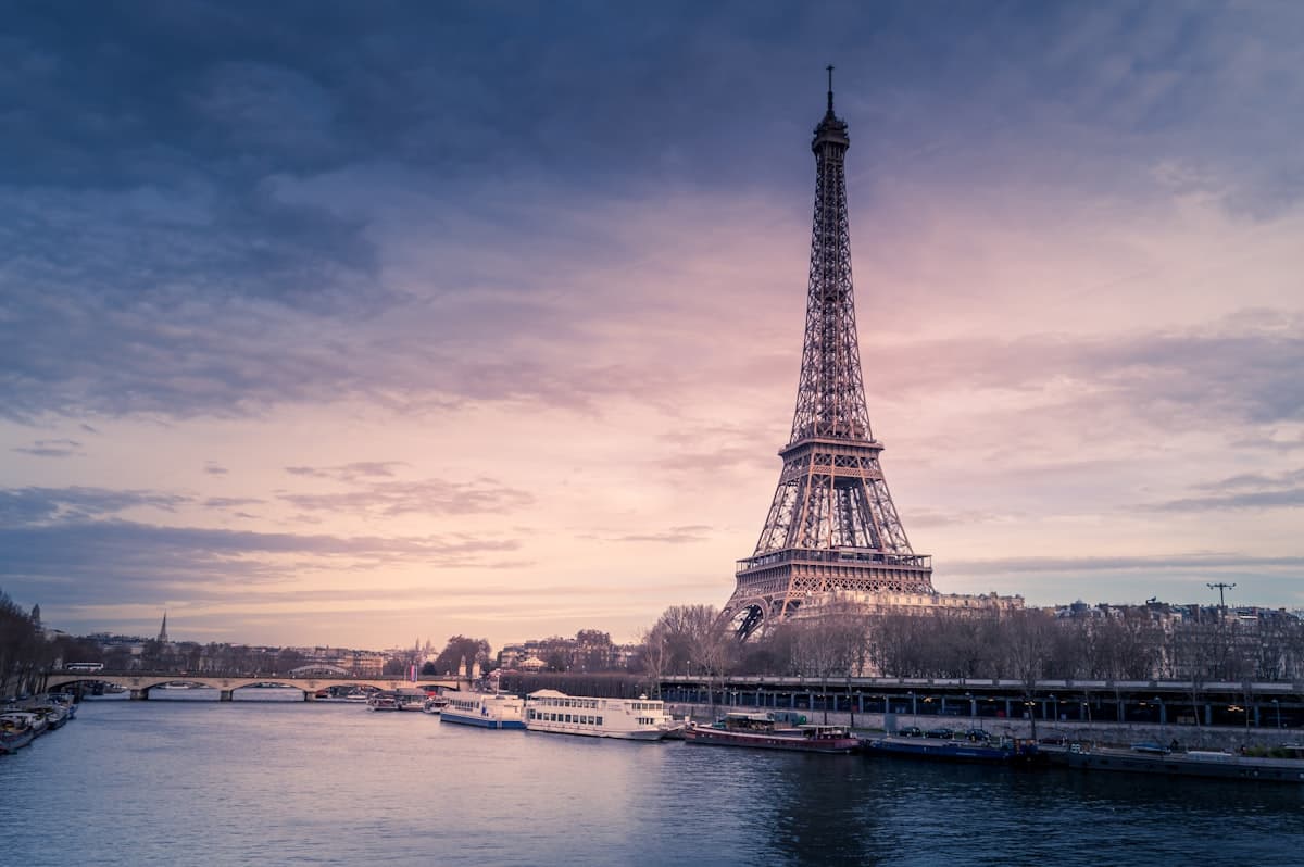 フランスeSIMおすすめ6選を徹底比較|料金・キャリア・注意点【2026年】